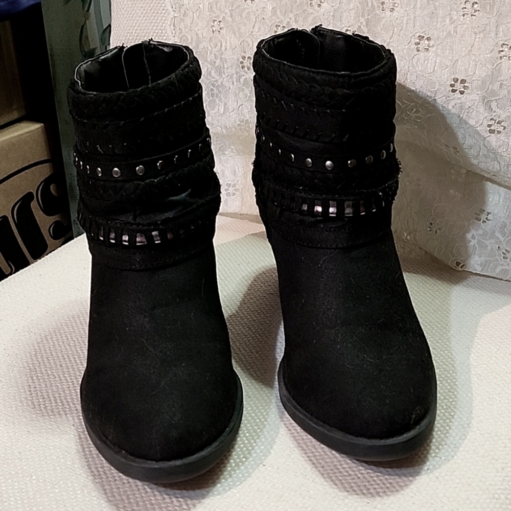 Women's EUC Sharp Black Booties size 8M